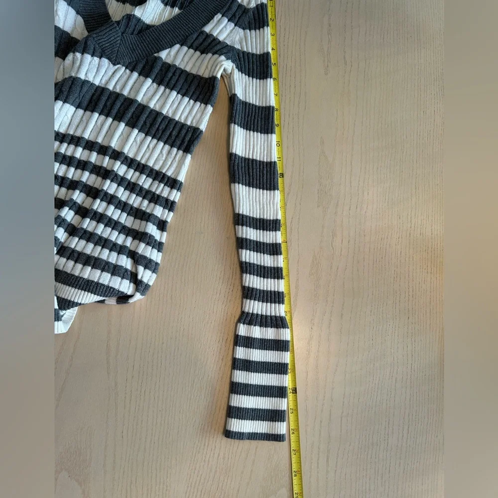 Express Sweater - Picture 4 of 6